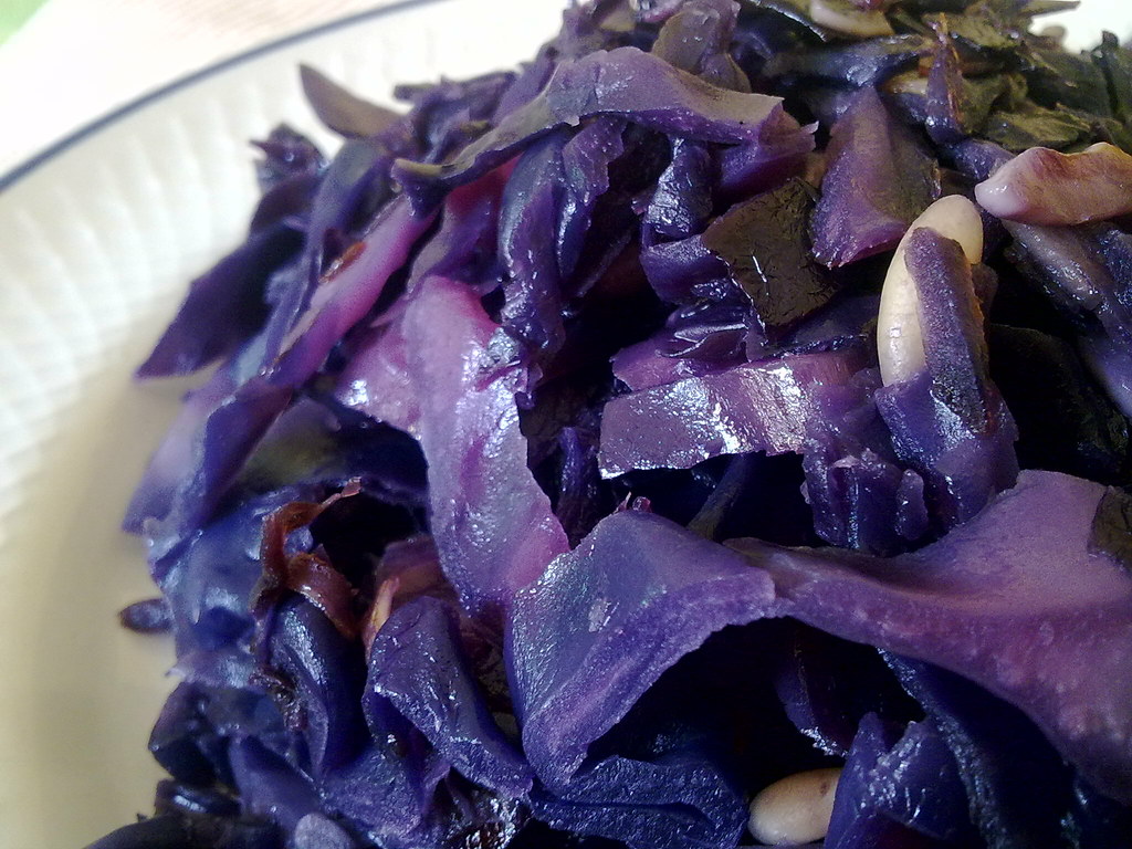 Stir-Fried Red Cabbage - Lombarda al ajillo | [EN] Steam the… | Flickr