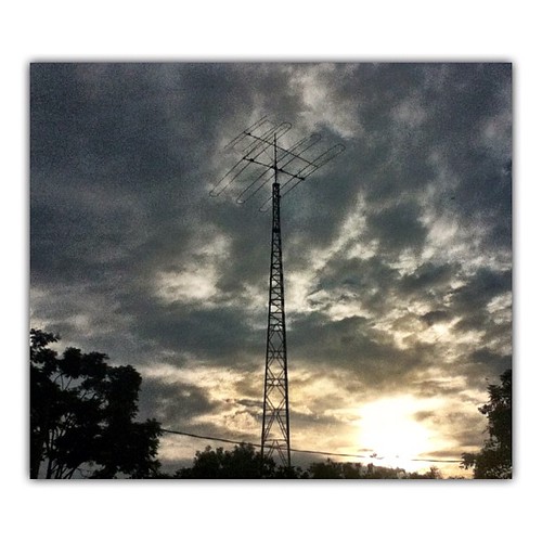 #instalike #happy_pop #gang_family #iphonesia #instagram_sg #domlnlc #rosaj #gphotogram #applified #teamrebel #lookup #sky #sunset | by hardi_m