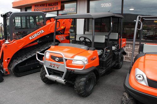 Black Diamond-Plate Roof on Kubota RTV1140 by DiamondBack Covers, roof aluminum photoshoot sidebyside kubota diamondplate driversideheadlightview ruggedblack rtv1140