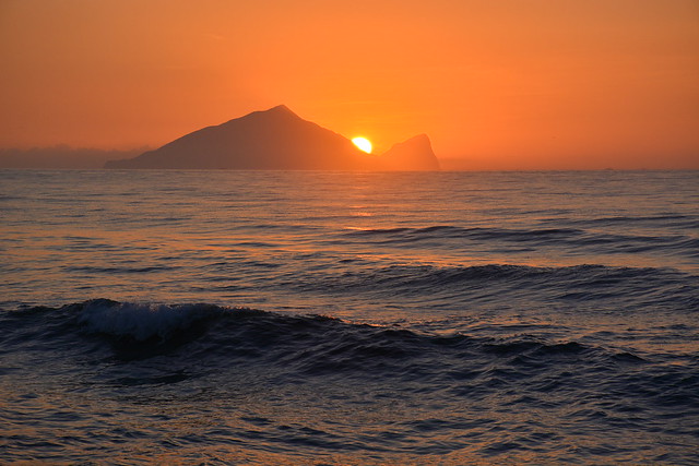 Sunrise over Turtle Island / 日出龜山島