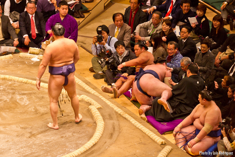 A veces los combates de sumo acaban con el perdedor encima del público de las primeras filas