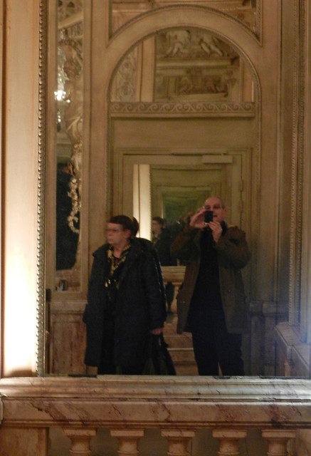 2012.02.16.004 PARIS - Musée Grévin - Hall - tu as bougé