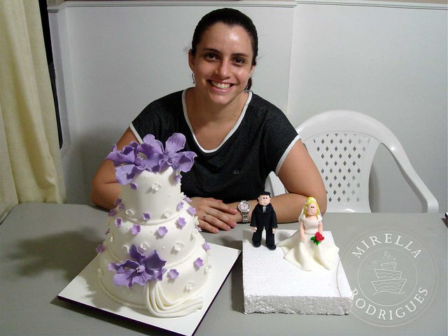 Wedding cake class, my pupil Mariana. Curso de bolo de casamento e modelagens de casal de noivos.