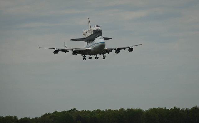 Space Shuttle Discovery Landing (201204170031HQ)