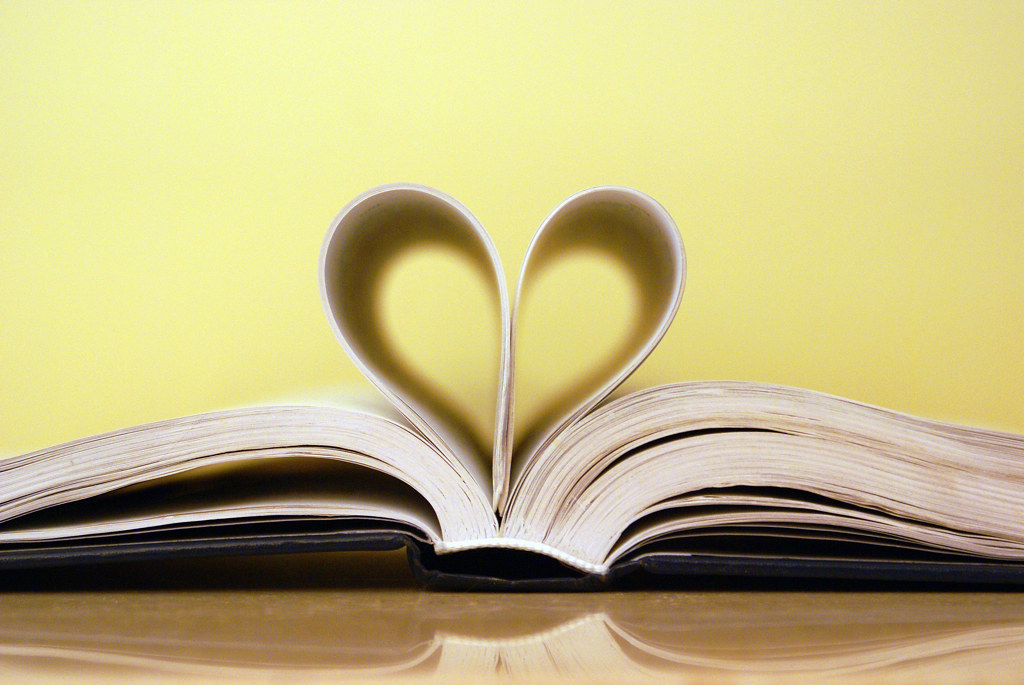 Лежащая открытая книга. Открытая книга. Сердечко из книг. Раскрытая книга. Книжка с сердечком.