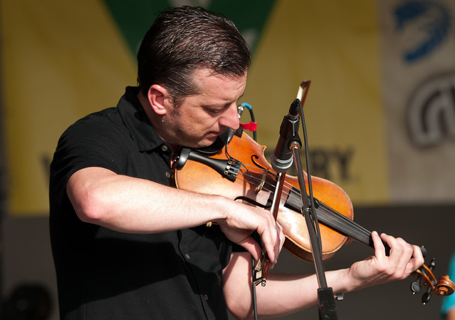 Jason Carter on fiddle - Keller Williams with The Travelin' McCourys