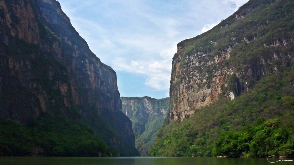 Die Felswände zu Seiten des Flusses Río Grijalva sind bis zu 1.000 m hoch.