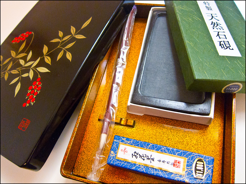 Set de caligrafía en caja lacada comprado en el mercadillo de Kitano Tenmangu