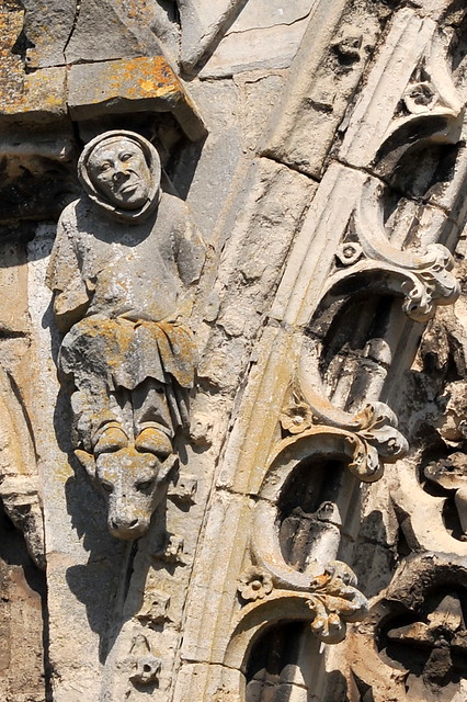 Détail d'une sculpture de la façade de l'ancienne abbatiale St-Jean-des-Vignes de Soissons