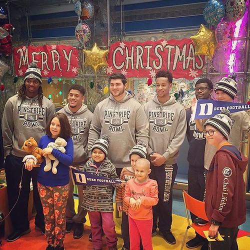 Ahead of the @pinstripebowl on Saturday, @duke_fb some Christmas cheer today at the Memorial Sloan Kettering Cancer Center. (???? credit: @bluedevil_ntwrk)