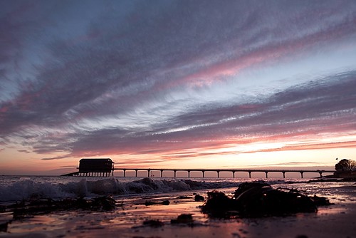 sunrise clouds beach seaweed isleofwight bembridge bembridgelifeboatstation december 2016 sony rx100m4 pier jetty bridge iow