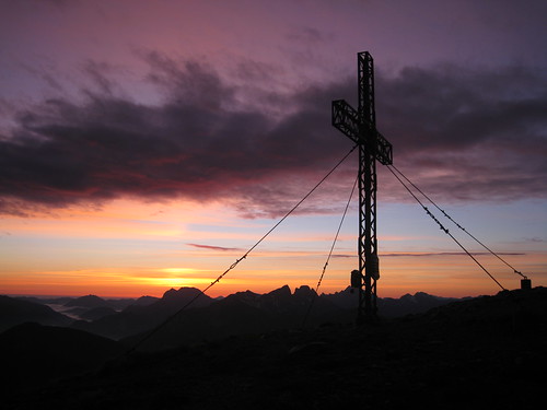 sun mountain berg clouds sunrise canon dawn austria is österreich am cross wolken ixus summit sumit sonne stein sonnenaufgang manfrotto mandl morgenrot gipfelkreuz gipfel 960 rottenmann „stein mandl“