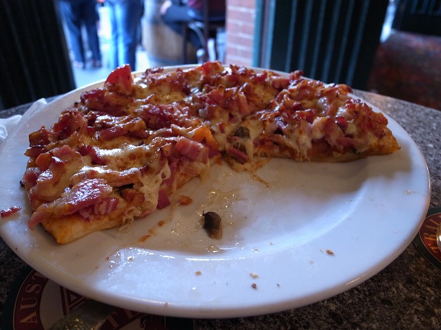 <p>e)ベーコンのピザ！生地は薄くてパリパリ具はたっぷり、おいしい。</p>