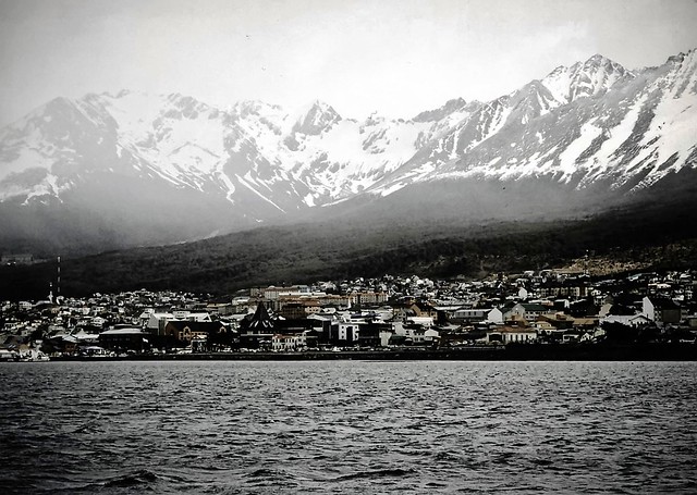 Ushuaia desde su bahía y con las montañas Martial al fondo