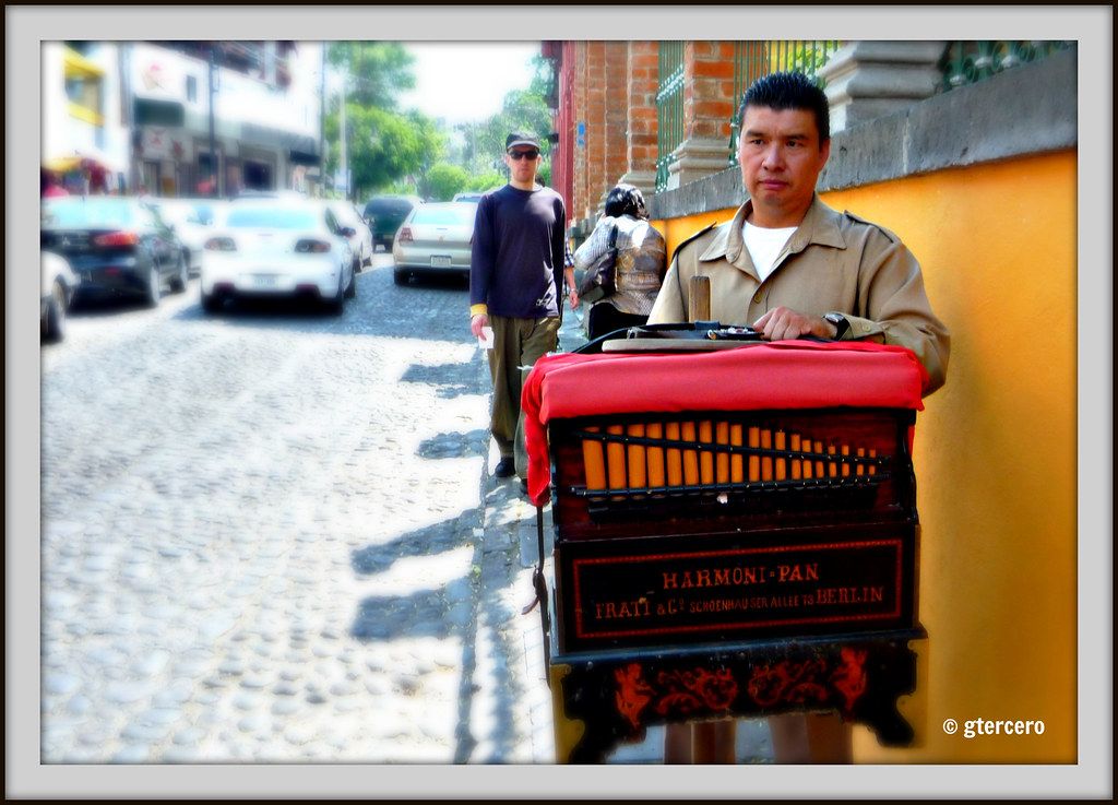 Organillero en una calle de San Angel, México,D.F.P1090555… | Flickr