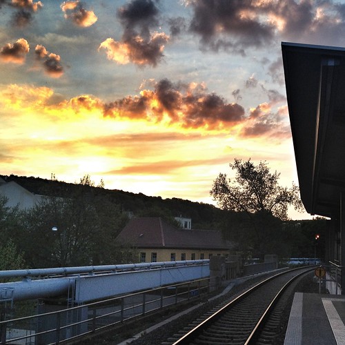 light sunset sun colors station train germany evening waiting details bahnhof drama 4s iphone snapseed