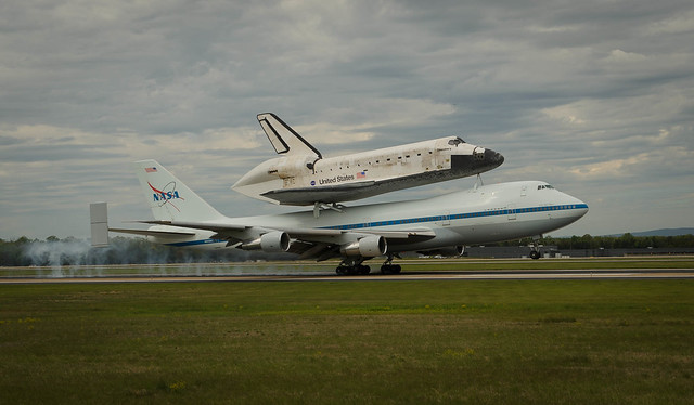 Shuttle Discovery Landing (201204170022HQ)