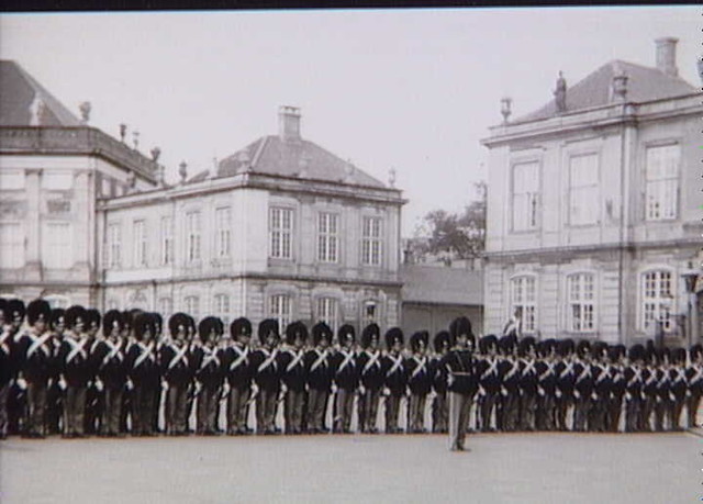 Livgarden afløser politivagten på Amalienborg d. 10. juni 1945