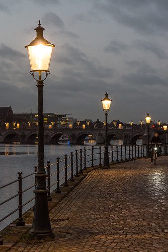 maastricht maas river rivier steen stenen lantaarns lanterns lamp post evening night cyclist bicycle sony a77 mood atmosphere