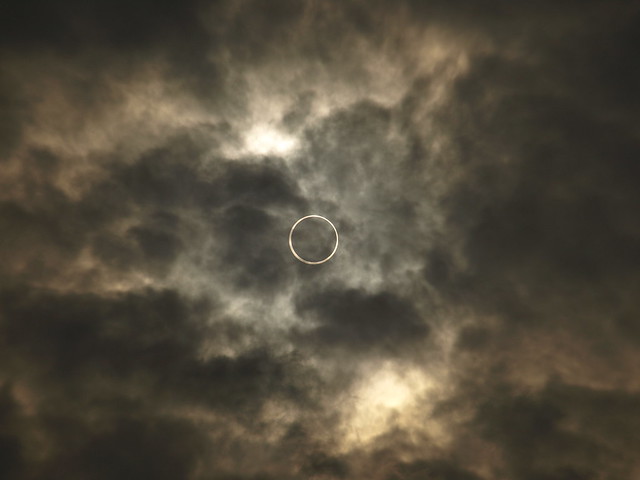 金環食 (An Annular Eclipse 2012)