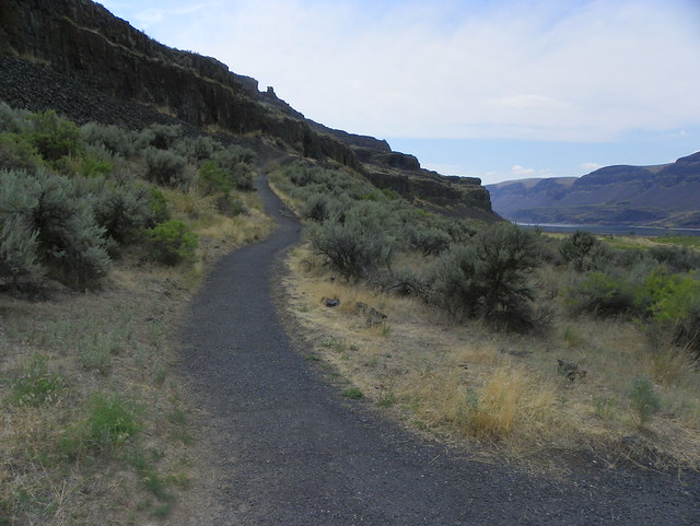 Trail to Lake Lenore Caves