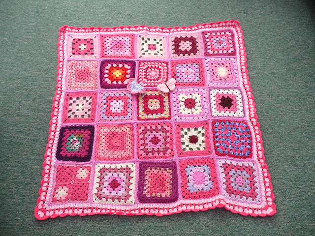 Thanks to 'jean nock' for assembling this beauty! Thanks to everyone for sending the squares!