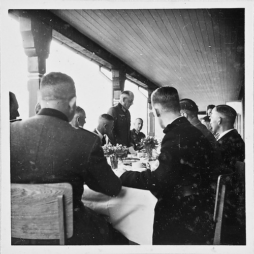 Besuch bei einem Regiment in Namsos. Oberst von der Osten spricht