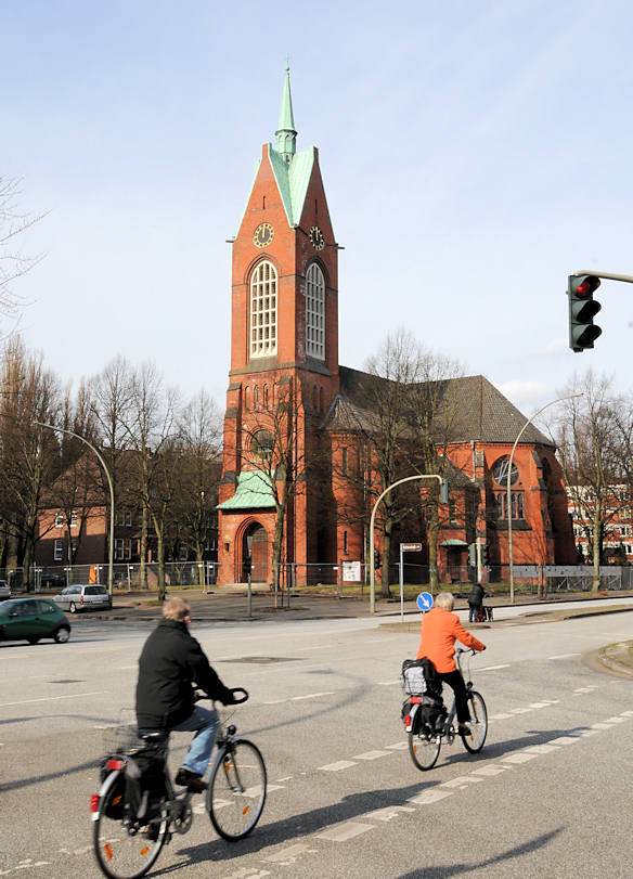 0721  Heiligengeistkirche Hamburg Barmbek - erbaut 1905 - entwidmet 2005; Radfahrer auf dem Radweg.