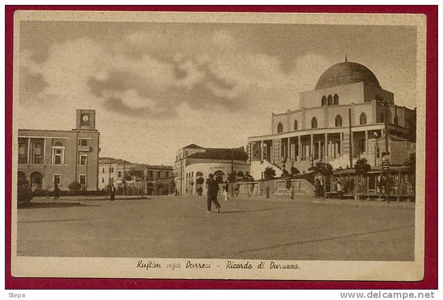 Durrës, 1939-1943. Bashkia e xhamia. El ayuntamiento y la mezquita. La mairie et la mosquée. The city-hall and the mosque. L'ajuntament i la mesquita.
