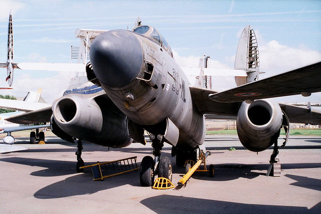 Vautour-2N 330/30-ML ex ECTT-2/30 Armee-de-'l-Air/ FAF/ French-Air-Force. Stored, Paris Le-Bourget/ Dugny, 18-09-1999.