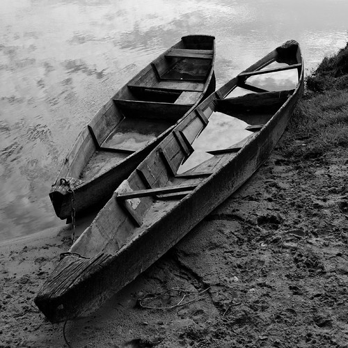 fishermen boat czułno polska landscape pejzaż poland europe europa pentaxk7 smcpentaxda1855mmf3556alwr bw black white vehicle