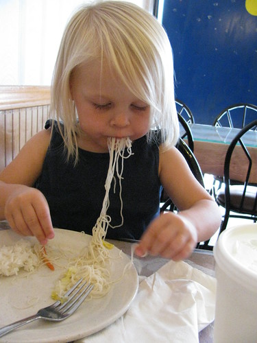 callie-2-chinese-noodles-yum-beammeuppattie-flickr