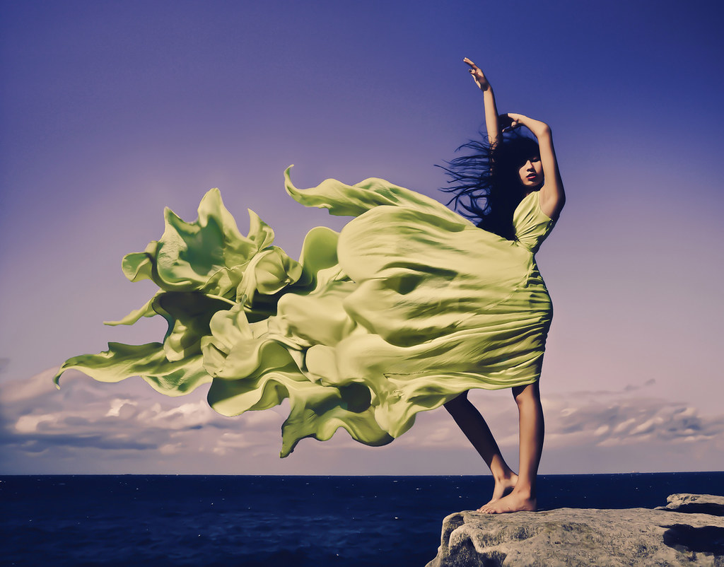 Невзирая на ветер. Развивающееся платье. Развивается на ветру. Девушка в развивающемся платье. Развивающиеся на ветру платье.
