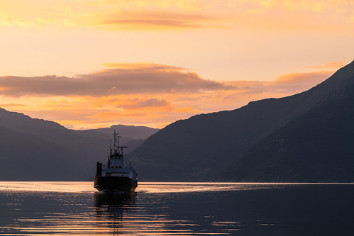 travel light sunset water norway ferry canon golden coast norge magic hour fjord magichour hordaland ullensvang noorwegen kinsarvik eidfjord utne sørfjord