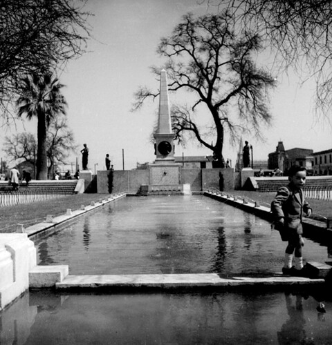 1953 Este es el Monumento a los HISTORIADORES de la Independencia, estaba en la Alameda junto al Templo de San Francisco.