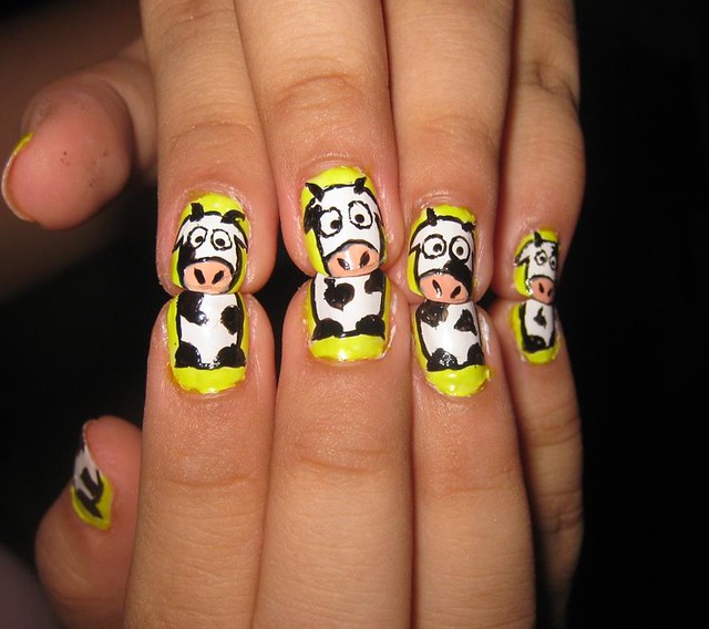 nail art design cow duo