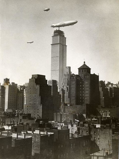 Zeppelin bij Empire State Building in aanbouw / Zeppelin near the Empire State Building under construction