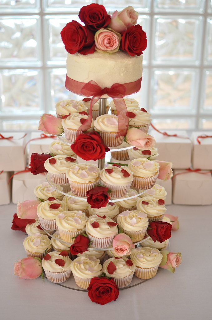 Burgundy, cream and pale pink wedding cupcakes