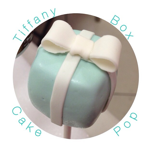 Made this Tiffany box cake pop at yesterday's class with @creativeediblesbyyuki ! She is an amazing teacher! Can't wait to take some more classes! #yuki #cake #cakepops #tiffanybox #bow #supercutecookies