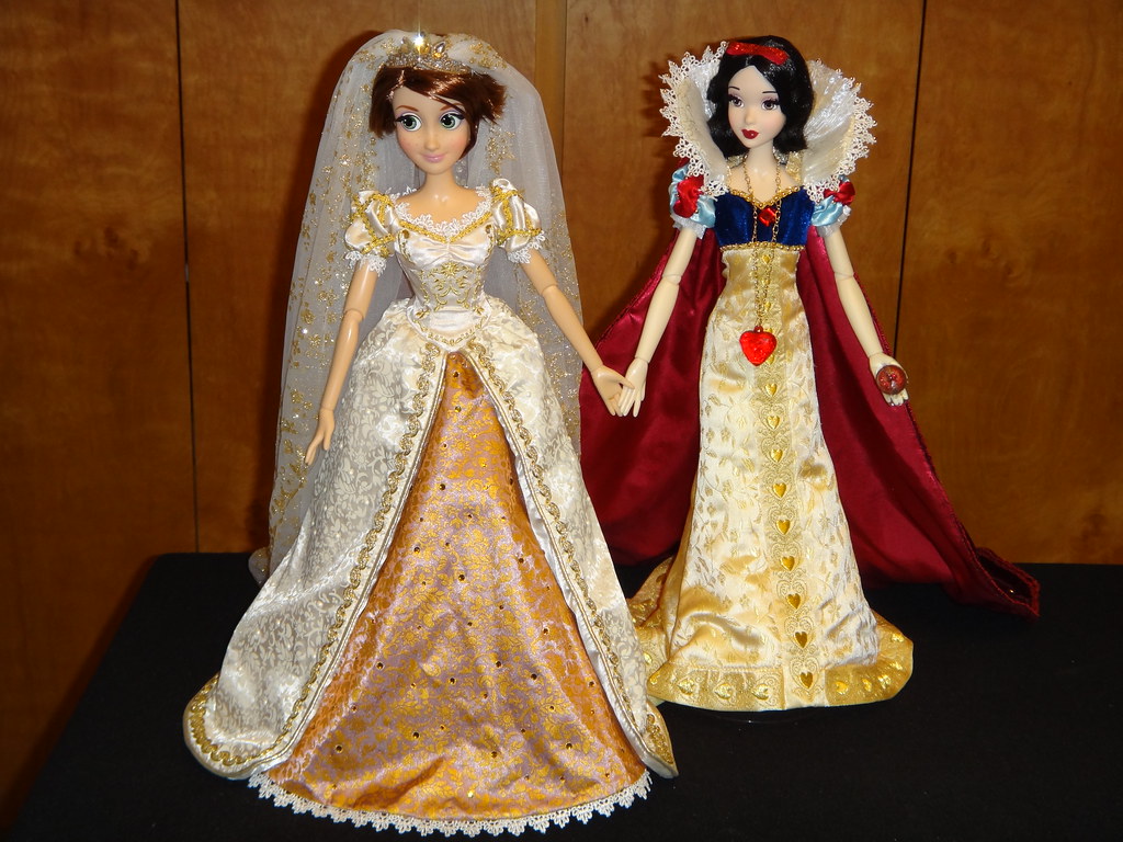 LE 17'' Rapunzel Wedding Doll - With LE 17'' Snow White Do… | Flickr
