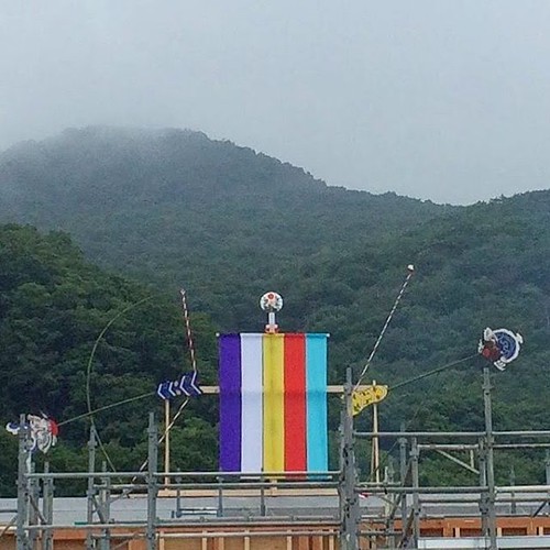 上棟式の飾りだと思うけど、こんな豪華版は初めて見た。五色の御幕。 | by tenugui