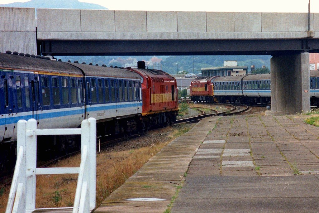 37415 & 37418 Llandudno Junction | 37415 watches from Llandu… | Flickr