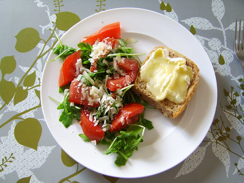 Rucola-Tomaten-Salat &amp; überbackenes Käsebrötchen | Pina*Colada | Flickr