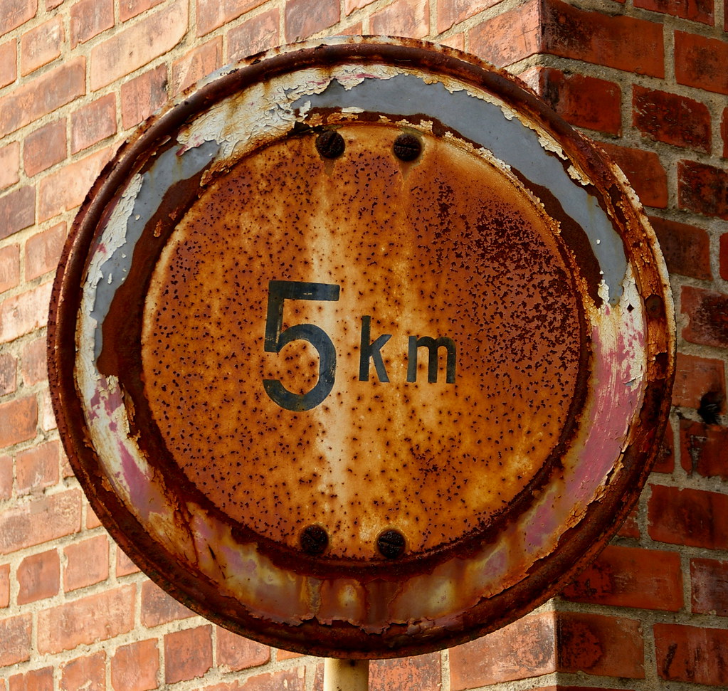 Rusty 5km Sign