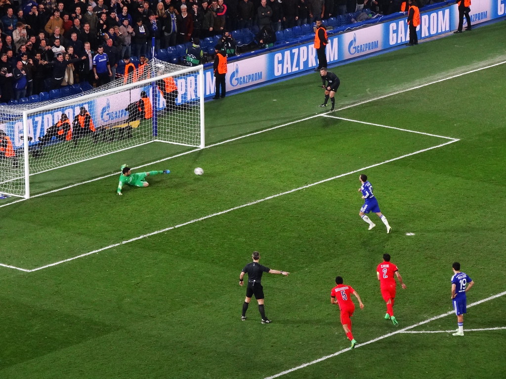 Chelsea's Eden Hazard scores his penalty against Paris Sai… - Flickr