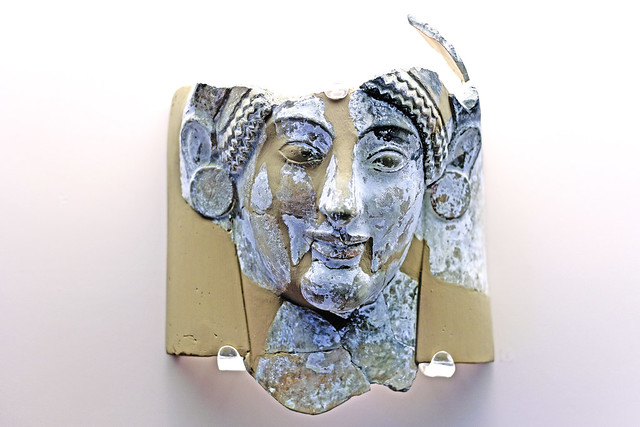 Musée archéologique de Rhodes. Masque (funéraire ?) de Femme en terre cuite.