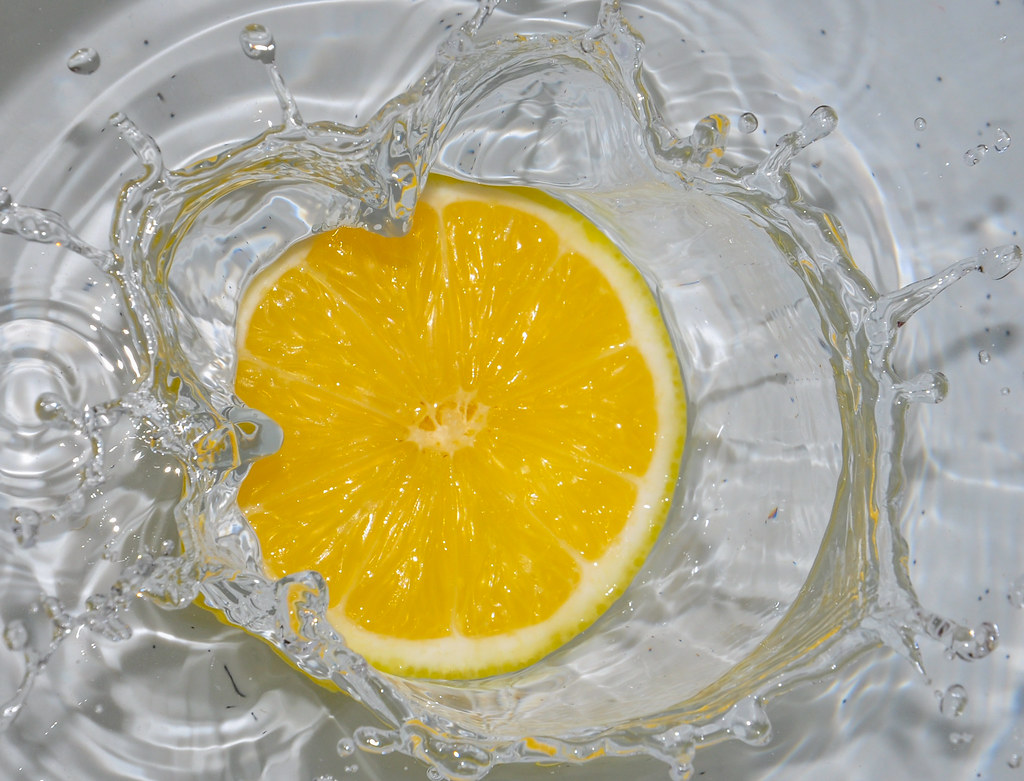 Что делает вода с лимоном