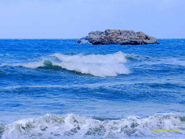 Scoglio solo in mezzo al mare ... Only rock in the sea ....