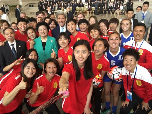 #DukeIsEverywhere... ICYMI Secretary of State John Kerry joined Madame Liu Yandong for a selfie with @dukewsoc during the team's People-to-People Exchange in China! ✈️ Check out the rest of the team's adventures on the @dukeglobalbaton page.