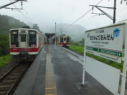 電化されており、電車が東武鬼怒川線や会津鉄道（会津田島駅まで）へ直通運転している
